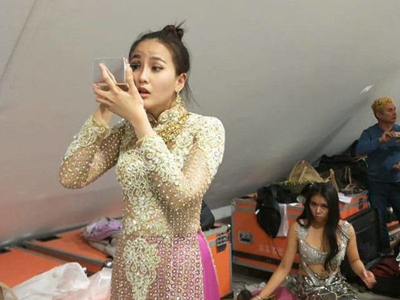 Tháng 10/2017, Khánh Ngân tham gia cuộc thi Hoa hậu Hoàn cầu - Miss Globe. Vì ê-kíp gặp sự cố về visa nên người đẹp sinh năm 1994 đi thi một mình. Ảnh: Thể thao văn hóa