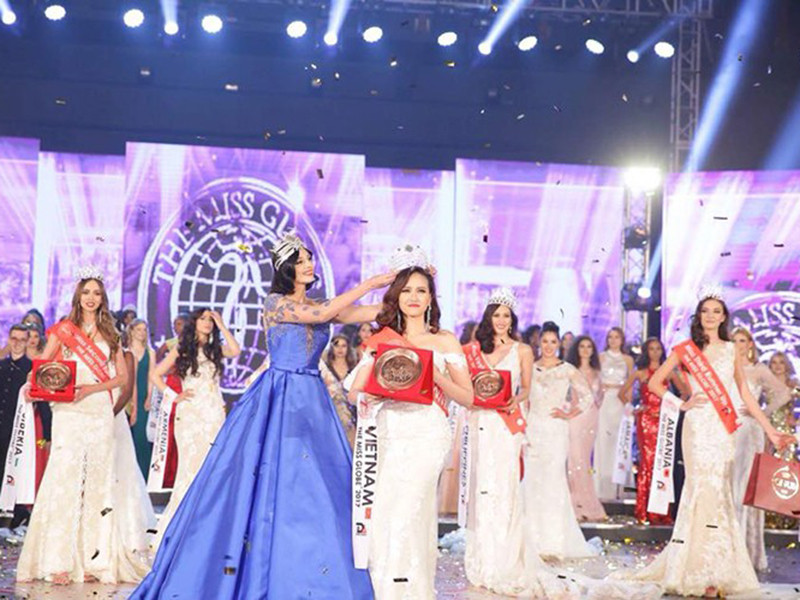 Mặc dù khá vất vả vì hành trình kín đặc các hoạt động của Hoa hậu Hoàn cầu, Khánh Ngân vẫn giữ được vẻ rạng rỡ, tràn đầy năng lượng. Bằng sự cố gắng, nỗ lực, cô đã giành được vương miện. Ảnh: Zing