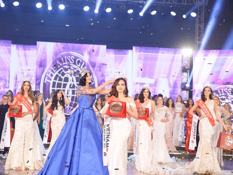 Mặc dù khá vất vả vì hành trình kín đặc các hoạt động của Hoa hậu Hoàn cầu, Khánh Ngân vẫn giữ được vẻ rạng rỡ, tràn đầy năng lượng. Bằng sự cố gắng, nỗ lực, cô đã giành được vương miện. Ảnh: Zing