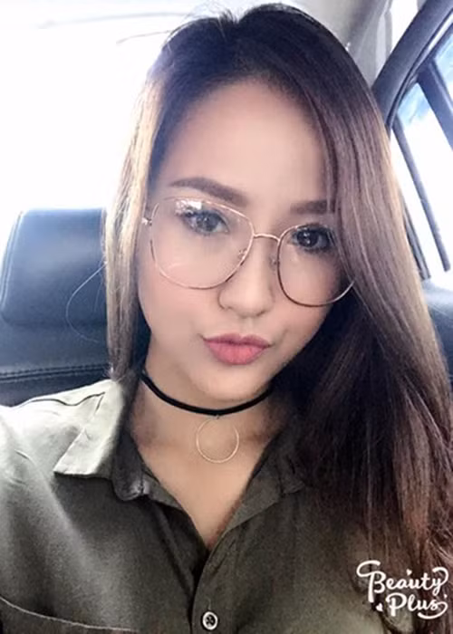 Ngoài đời, cô không phô trương, màu mè. Sự nhí nhảnh cũng giúp Khánh Ngân ghi điểm.