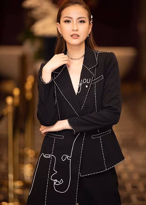 Học trò của Phạm Hương được khen đẹp mặn mà hơn sau 3 năm đăng quang.