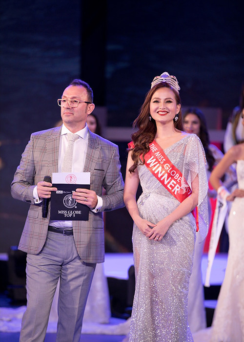 Năm 2018, người đẹp cũng gặp sự cố tương tự khi không thể tự tay trao vương miện cho tân Hoa hậu Hoàn cầu. Ảnh: Vietnamnet