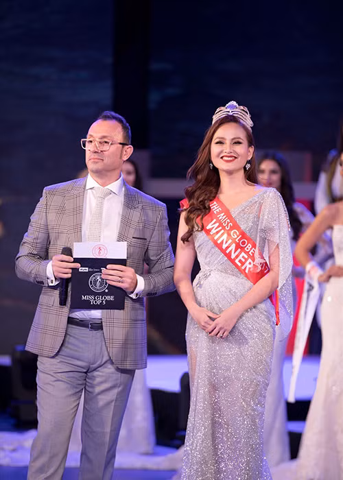 Năm 2018, người đẹp cũng gặp sự cố tương tự khi không thể tự tay trao vương miện cho tân Hoa hậu Hoàn cầu. Ảnh: Vietnamnet