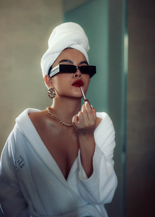 “Chào anh. Nhờ anh chuyển thẳng đến bà con vùng lũ giùm em. Đọc cái mail mà muốn cho anh ăn vài phát đấm. Thằng điên”, nữ ca sĩ đáp trả người gạ tình.