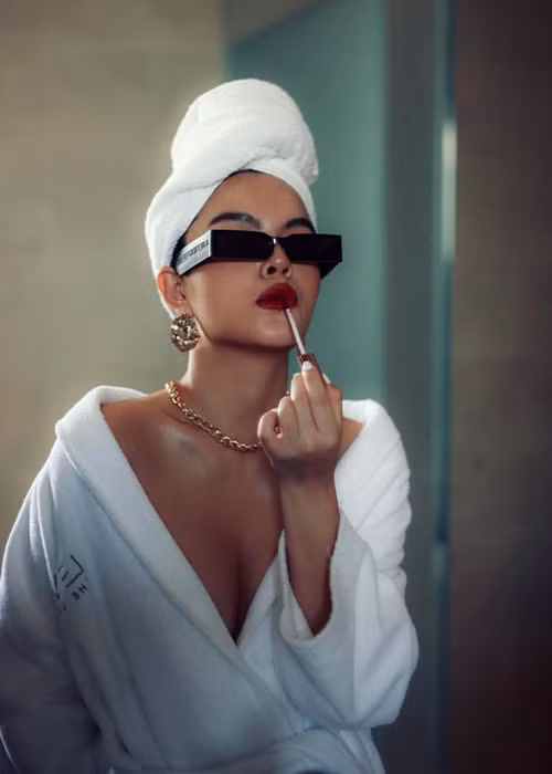 “Chào anh. Nhờ anh chuyển thẳng đến bà con vùng lũ giùm em. Đọc cái mail mà muốn cho anh ăn vài phát đấm. Thằng điên”, nữ ca sĩ đáp trả người gạ tình.