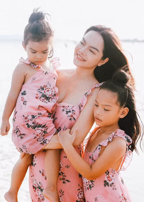 Cuộc sống bên hai con gái của nữ ca sĩ hiện tại đầy bình yên.