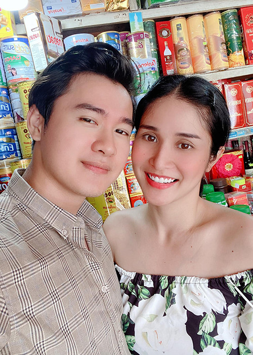 Trong khi Quang Pháp thoải mái đăng ảnh bên vợ, Thảo Trang hạn chế chia sẻ hơn.