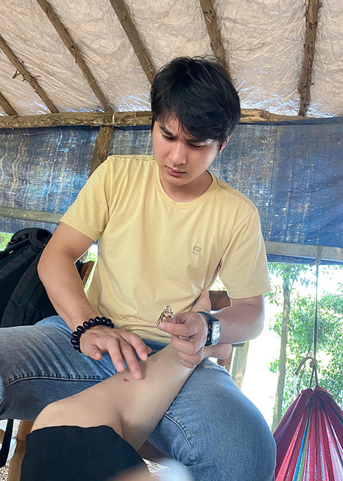 Quang Pháp tỏ ra khá lo lắng cho sức khỏe của Thảo Trang khi cô không may bị chó cắn lúc nghỉ quay phim.