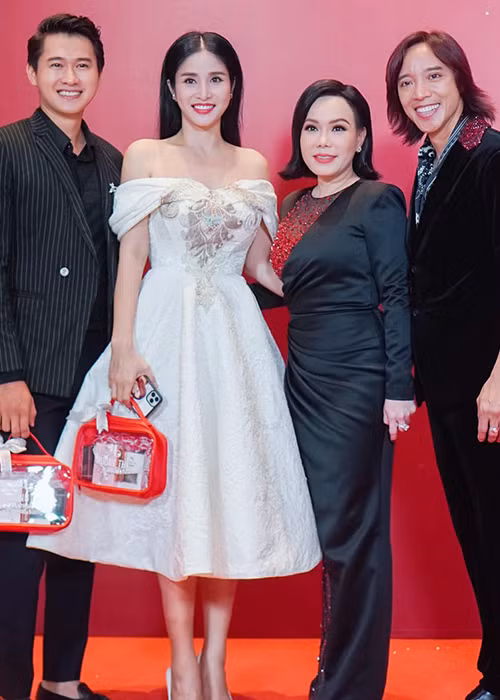 Hình ảnh Thảo Trang được ông xã tháp tùng khi đến dự sự kiện của vợ chồng nghệ sĩ Việt Hương.