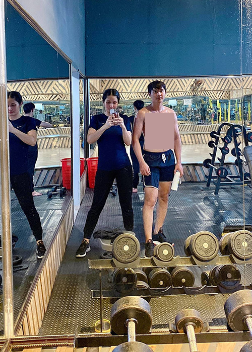 Hình ảnh cặp đôi cùng đi tập gym để giảm cân. Thảo Trang và Quang Pháp than thở, cả hai đều tăng cân sau một thời gian bên nhau.