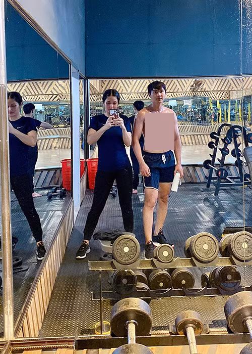 Hình ảnh cặp đôi cùng đi tập gym để giảm cân. Thảo Trang và Quang Pháp than thở, cả hai đều tăng cân sau một thời gian bên nhau.