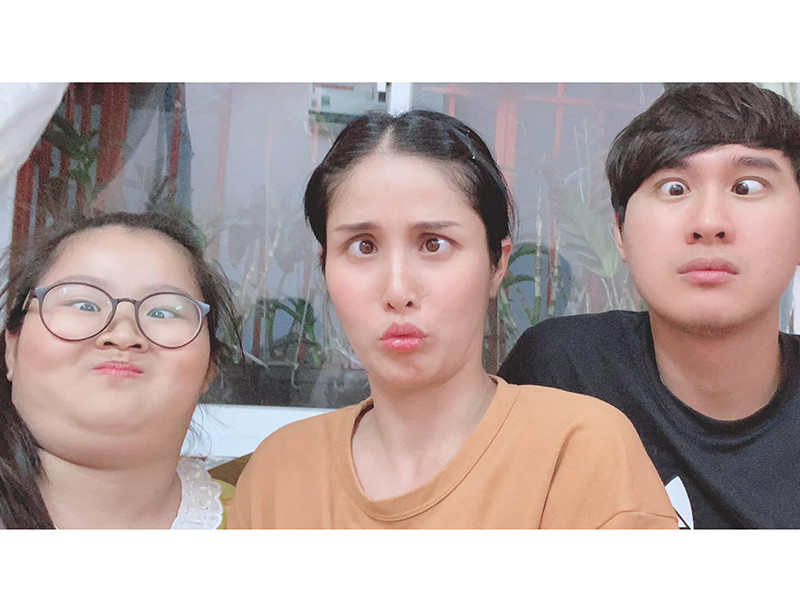 Quang Pháp khoe ảnh nhí nhảnh bên Thảo Trang và con gái riêng của nữ diễn viên.