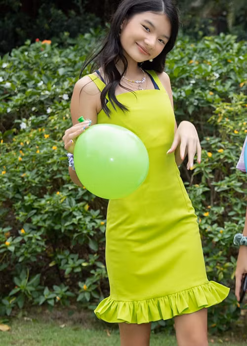 Trong tiệc sinh nhật, Bảo Tiên ăn mặc điệu đà.