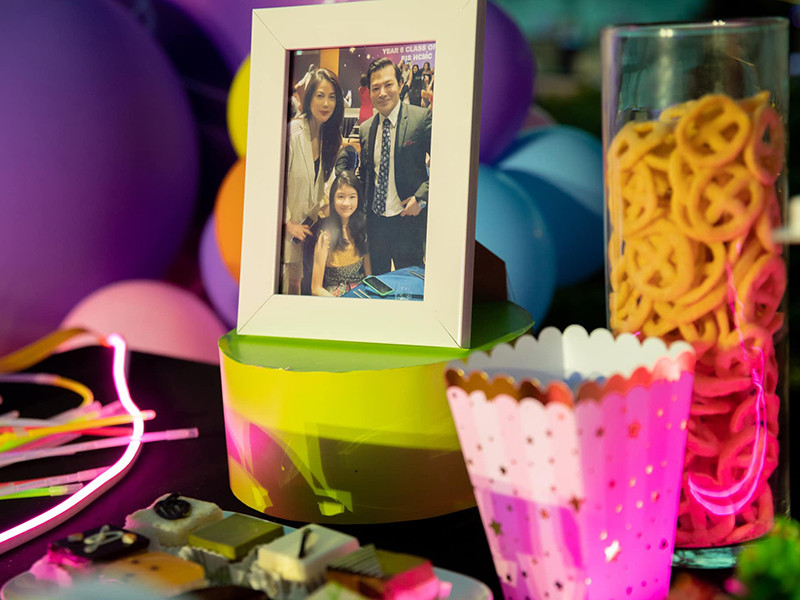 Rất nhiều bức ảnh của Bảo Tiên bên bố mẹ được trưng bày.