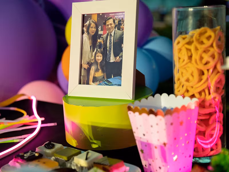 Rất nhiều bức ảnh của Bảo Tiên bên bố mẹ được trưng bày.