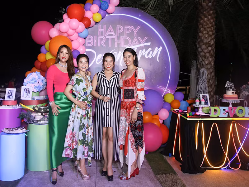 Trần Bảo Sơn và Trương Ngọc Ánh mời người thân, bạn bè tham dự tiệc của con gái.