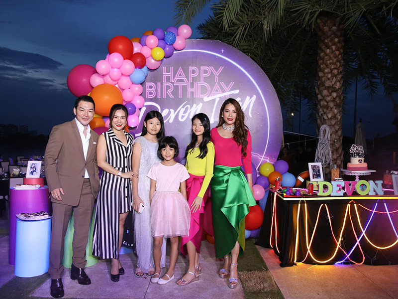 Vợ và hai con gái của diễn viên Bình Minh đến chúc mừng con gái của Trương Ngọc Ánh và Trần Bảo Sơn.