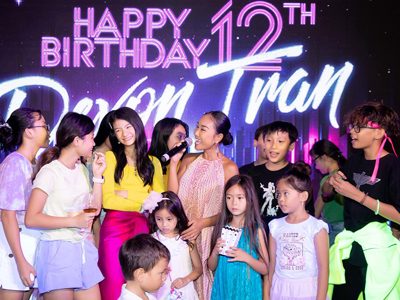 Ca sĩ Đoan Trang đưa con gái (váy xanh) đến dự tiệc sinh nhật của Bảo Tiên.