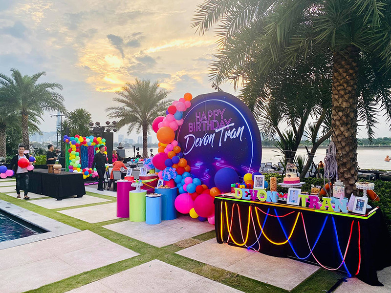 Tiệc sinh nhật của Bảo Tiên được tổ chức bên bể bơi, trang hoàng với bóng bay đầy màu sắc.