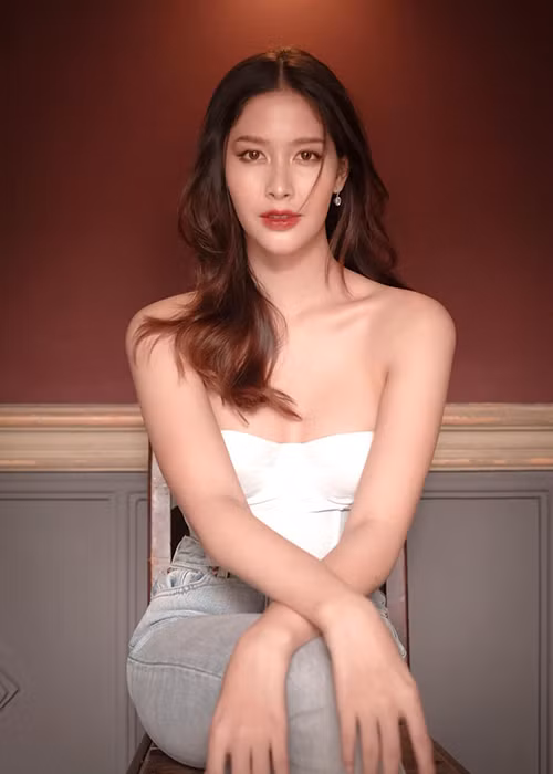 Rock Kwanlada từng tham gia cuộc thi Hoa hậu chuyển giới Thái Lan năm 2017. Vào thời điểm đó, cô chỉ giành danh hiệu á hậu 1.