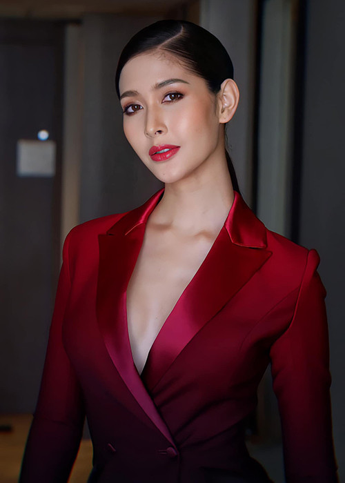 Tân hoa hậu từng tiết lộ, gia đình khá vất vả, phải đi làm ruộng và cô không nề hà công việc này vì muốn giúp đỡ cho gia đình.