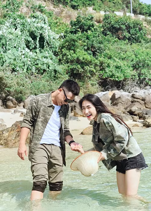 Không những vậy, Hòa Minzy còn được lòng gia đình bạn trai. Nữ ca sĩ cho biết, mẹ của Minh Hải luôn thấu hiểu bỏ qua cho sự phức tạp trong ngành nghề của cô.