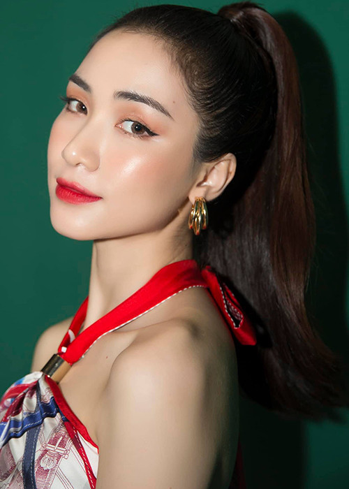 Nhan sắc của Hòa Minzy cũng thăng hạng. Trước đó, hồi năm 2016, hậu chia tay Công Phượng, cô tăng cân chóng mặt.