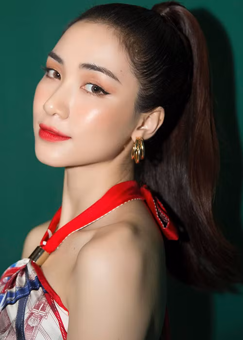 Nhan sắc của Hòa Minzy cũng thăng hạng. Trước đó, hồi năm 2016, hậu chia tay Công Phượng, cô tăng cân chóng mặt.