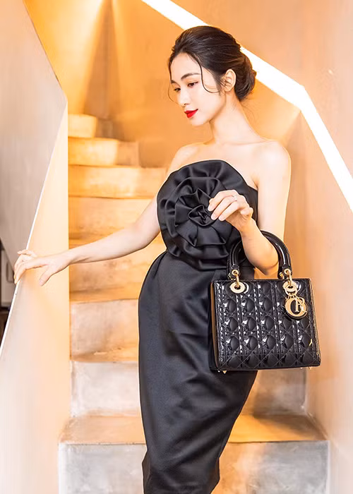 Hòa Minzy từng trả lời fan về thu nhập: “Thực ra nghề của chị kiếm tiền không cố định. Có thể vài ba ngày là kiếm 500 triệu đồng rồi. Có thể ký một hợp đồng là 500 triệu đồng. Nhưng có những ngày không có show thì không có tiền”.