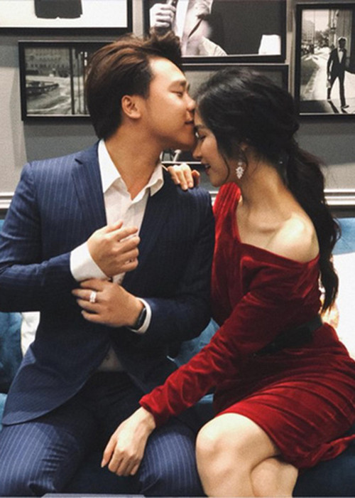 Từ khi quen Minh Hải, Hòa Minzy được sống với chính mình, không cần giả vờ mạnh mẽ khi ở cạnh bạn trai mà biết ghen tuông, thích được nhõng nhẽo.