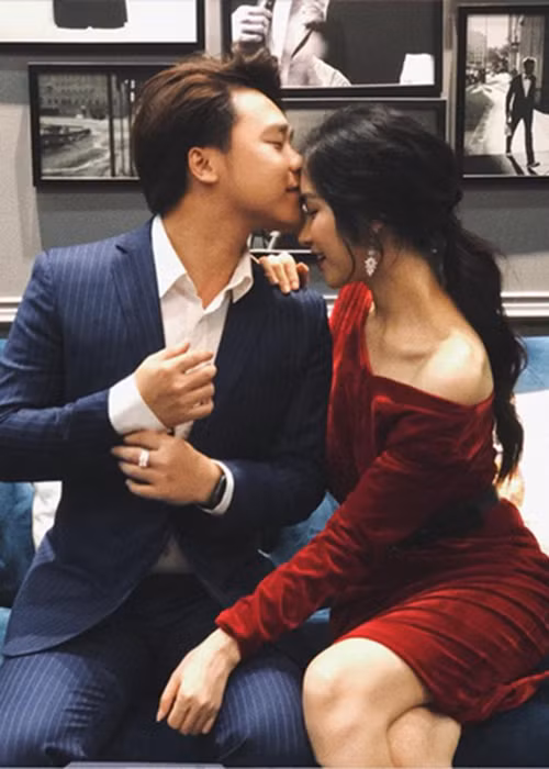 Từ khi quen Minh Hải, Hòa Minzy được sống với chính mình, không cần giả vờ mạnh mẽ khi ở cạnh bạn trai mà biết ghen tuông, thích được nhõng nhẽo.