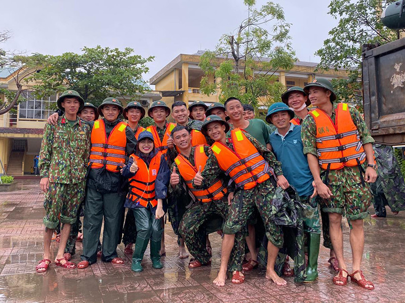 Gần đây, Hòa Minzy chiếm được thiện cảm của nhiều khán giả khi quyên góp 100 triệu đồng và trực tiếp đi từ thiện miền Trung cũng như kêu gọi giúp đỡ cho các em nhỏ bị bệnh có hoàn cảnh khó khăn.