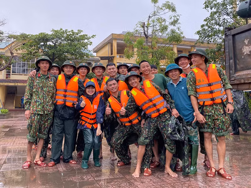 Gần đây, Hòa Minzy chiếm được thiện cảm của nhiều khán giả khi quyên góp 100 triệu đồng và trực tiếp đi từ thiện miền Trung cũng như kêu gọi giúp đỡ cho các em nhỏ bị bệnh có hoàn cảnh khó khăn.