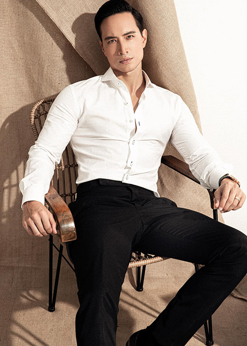 Mới đây, phim “Vệ sĩ Sài Gòn” do Kim Lý làm nhà sản xuất kiêm diễn viên chính được hãng Universal mua bản quyền. Chia sẻ trên VTC, Kim Lý cho biết, anh hiện tại tự tin hơn trong vai trò nhà sản xuất.