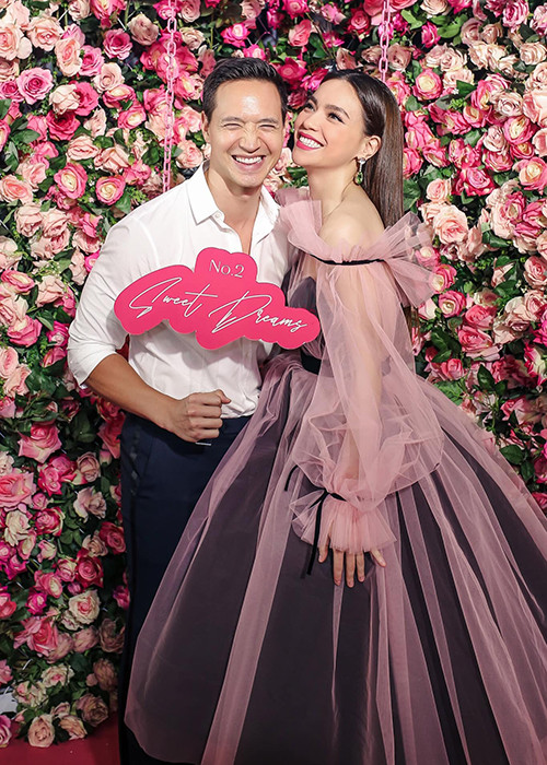 1 năm sau khi chia tay Trương Ngọc Ánh, Kim Lý bén duyên với Hồ Ngọc Hà khi đóng MV "Cả một trời thương nhớ” của nữ ca sĩ.