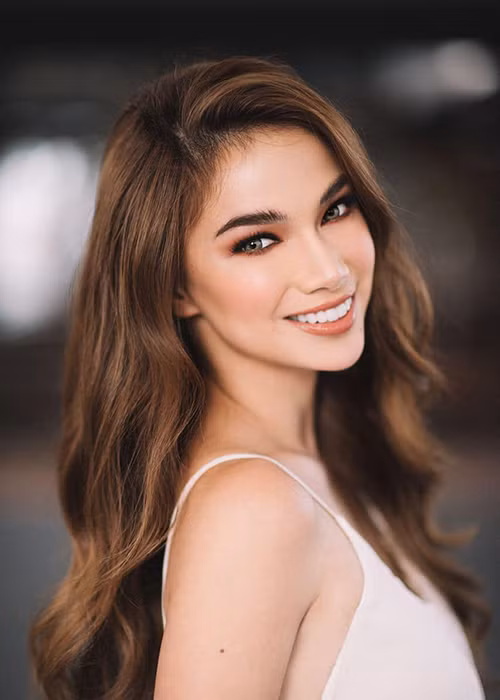 Đại diện Philippines - Roxanne Allison Baeyen cũng được cho là thí sinh mạnh. Cô tính toán kỹ lưỡng mọi việc và là một trong những thí sinh giữ được phong độ trong suốt cuộc thi.