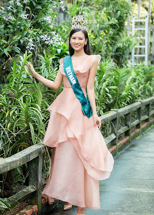 Cuộc thi Hoa hậu Trái đất 2020 được tổ chức online vì COVID-19. Năm nay, Thái Thị Hoa là đại diện Việt Nam ở sân chơi nhan sắc này. Thái Thị Hoa cao 1m75, sở hữu số đo ba vòng 84-62-95.