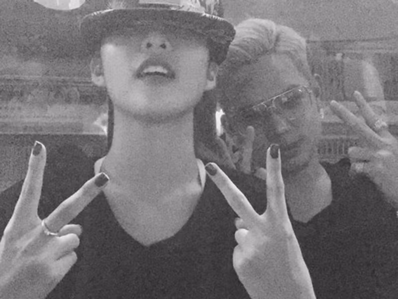 Về nghi vấn tình cảm với Khả Ngân, Andree giữ im lặng còn hot girl khẳng định chỉ coi nam rapper là anh trai thân thiết.