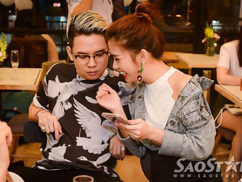 Đôi uyên ương luôn dính như hình với bóng. Ảnh: Saostar