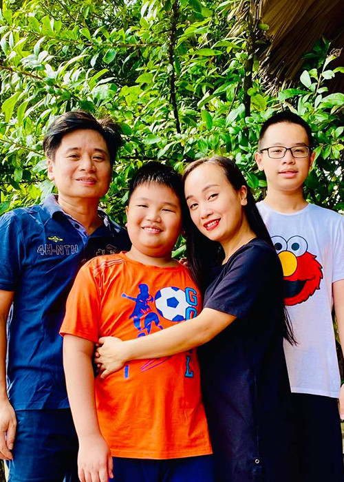 Chia sẻ về việc dạy con, “Thị Màu” Thu Huyền cho biết, vợ chồng cô cố gắng lắng nghe hai con trai, không áp đặt hay kỳ vọng quá.