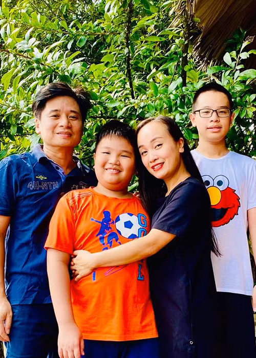 Chia sẻ về việc dạy con, “Thị Màu” Thu Huyền cho biết, vợ chồng cô cố gắng lắng nghe hai con trai, không áp đặt hay kỳ vọng quá.