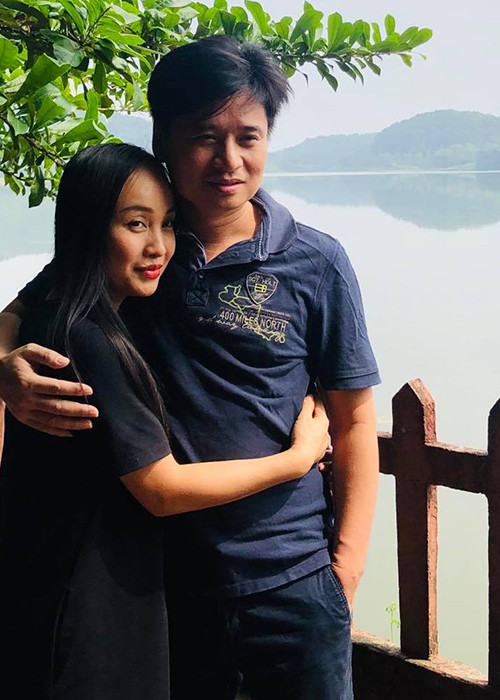 Anh viết: "16 năm rồi đấy bạn gì đang đứng cạnh tôi ạ. Cảm ơn em đã bên cạnh chăm sóc 3 bố con, vun đắp và tạo nhiều năng lượng tích cực cho tổ ấm của chúng mình, mãi thế này em nhé. Yêu ba mẹ con nhiều lắm".