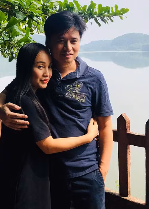 Anh viết: "16 năm rồi đấy bạn gì đang đứng cạnh tôi ạ. Cảm ơn em đã bên cạnh chăm sóc 3 bố con, vun đắp và tạo nhiều năng lượng tích cực cho tổ ấm của chúng mình, mãi thế này em nhé. Yêu ba mẹ con nhiều lắm".