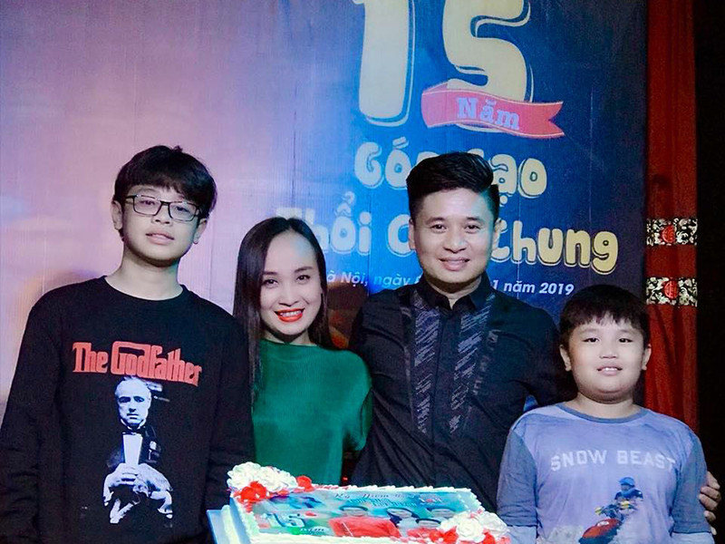 Hiện tại, hai con trai của Thu Huyền và Tấn Minh đều cao lớn phổng phao: một 15 tuổi và một 10 tuổi.