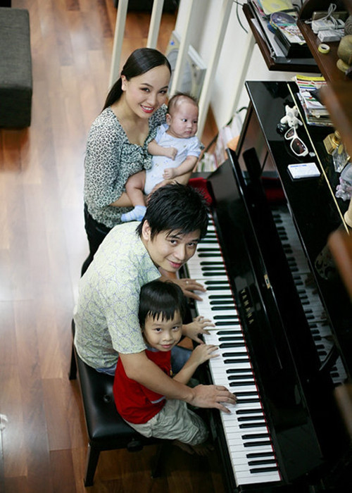 "Rồi một ngày chỉ cần ánh mắt nhìn nhau khang khác một chút, tự nhiên cả hai đều bối rối. Anh ý nhắn tin có tình cảm với tôi và tôi cũng có cảm xúc, rồi dần dần cái gì đến cũng đến", Thu Huyền cho hay.