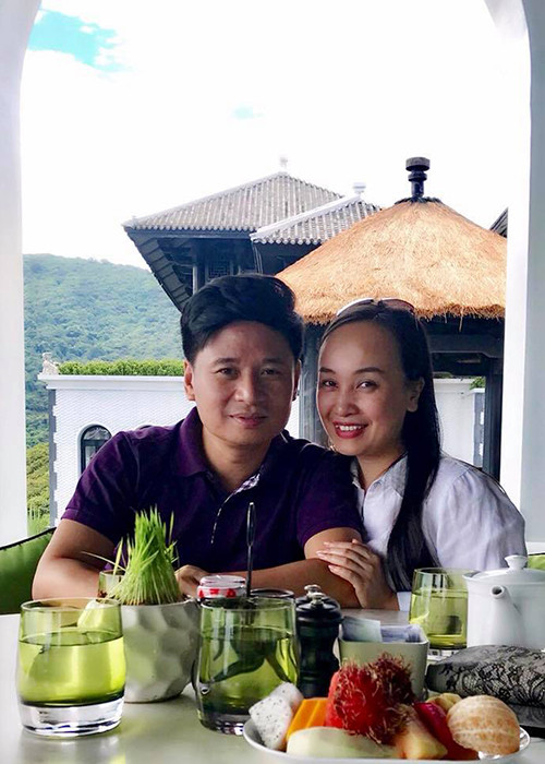 “Hôm nào tôi vướng việc thì ông xã sẽ về sớm nấu nướng. Hoặc hôm tôi mệt anh rửa bát. Chồng tôi thường xuyên chủ động giành rửa bát vì tôi đã đứng bếp. Những lúc như vậy, tôi ở cạnh tráng giúp để vợ chồng trò chuyện cho đỡ buồn", Thu Huyền chia sẻ trên Ngôi sao.