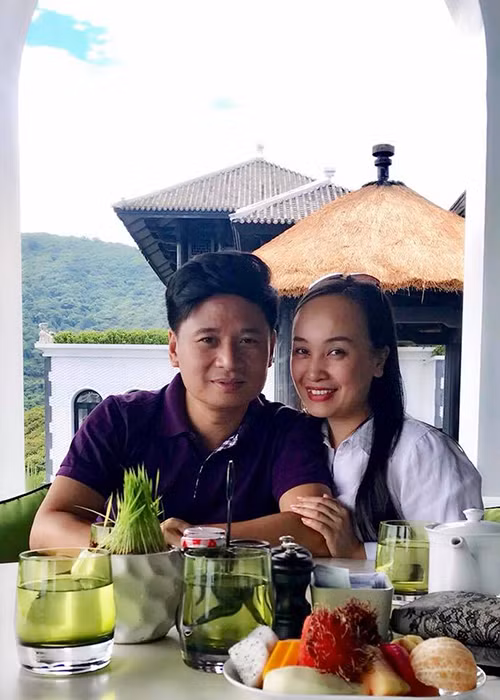 “Hôm nào tôi vướng việc thì ông xã sẽ về sớm nấu nướng. Hoặc hôm tôi mệt anh rửa bát. Chồng tôi thường xuyên chủ động giành rửa bát vì tôi đã đứng bếp. Những lúc như vậy, tôi ở cạnh tráng giúp để vợ chồng trò chuyện cho đỡ buồn", Thu Huyền chia sẻ trên Ngôi sao.