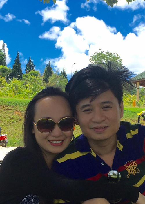 Theo lời Thu Huyền, Tấn Minh không ngần ngại giúp vợ việc nhà.