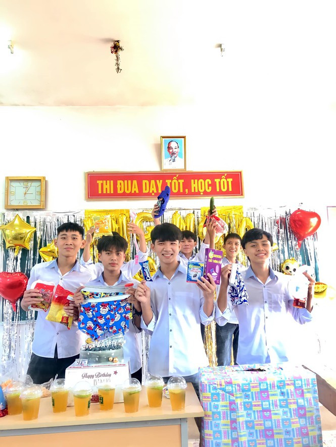 Và đôi khi, các “nóc nhà” quan tâm và tặng những món quà “chất chơi người dơi” khiến các bạn nam không lường trước được. Món quà vô cùng dễ thương của các “nóc nhà”. (Ảnh: Tuấn Anh Jihun)