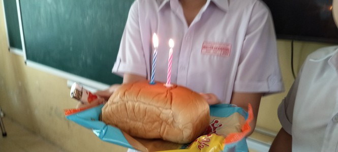 Chiếc bánh độc - lạ với hai cây nến lung linh. (Ảnh: Lê Thanh Hải)